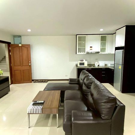 14 Place Sukhumvit Suites Бангкок Экстерьер фото