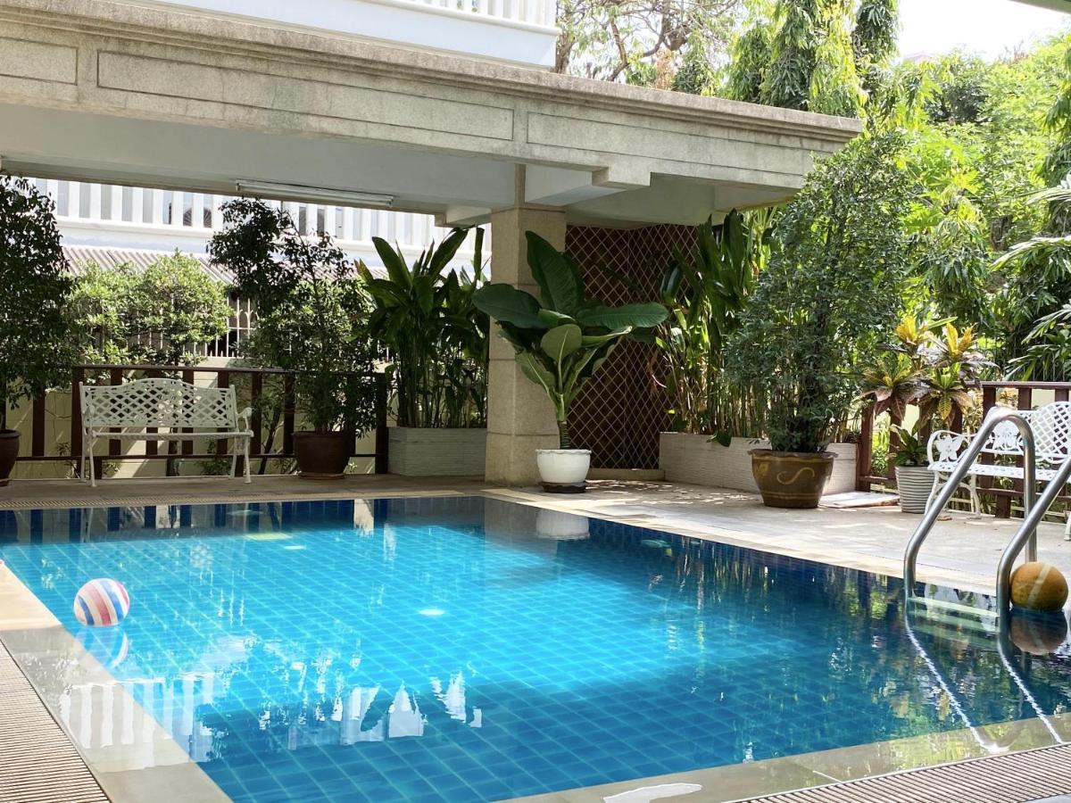 14 Place Sukhumvit Suites Бангкок Экстерьер фото