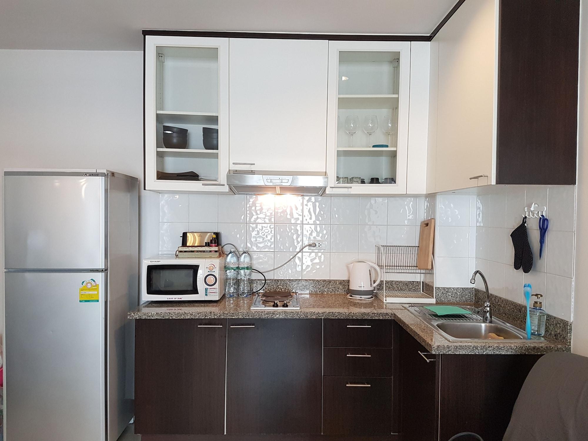 14 Place Sukhumvit Suites Бангкок Экстерьер фото