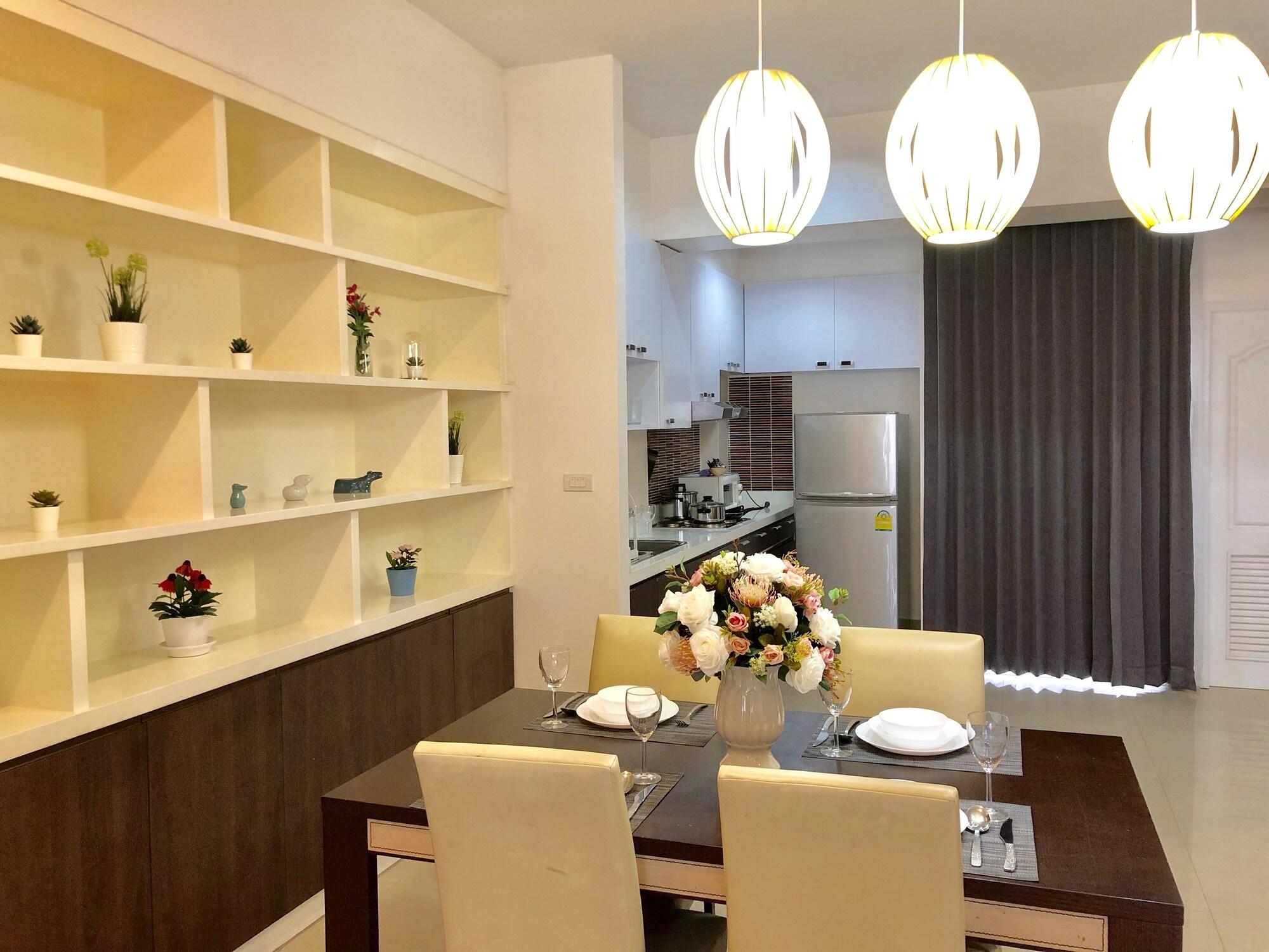 14 Place Sukhumvit Suites Бангкок Экстерьер фото
