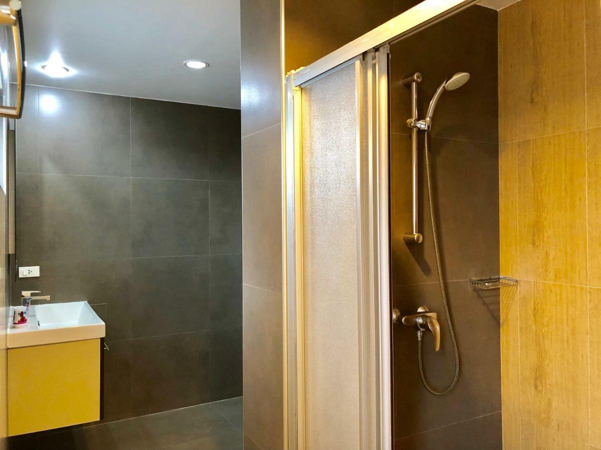 14 Place Sukhumvit Suites Бангкок Экстерьер фото