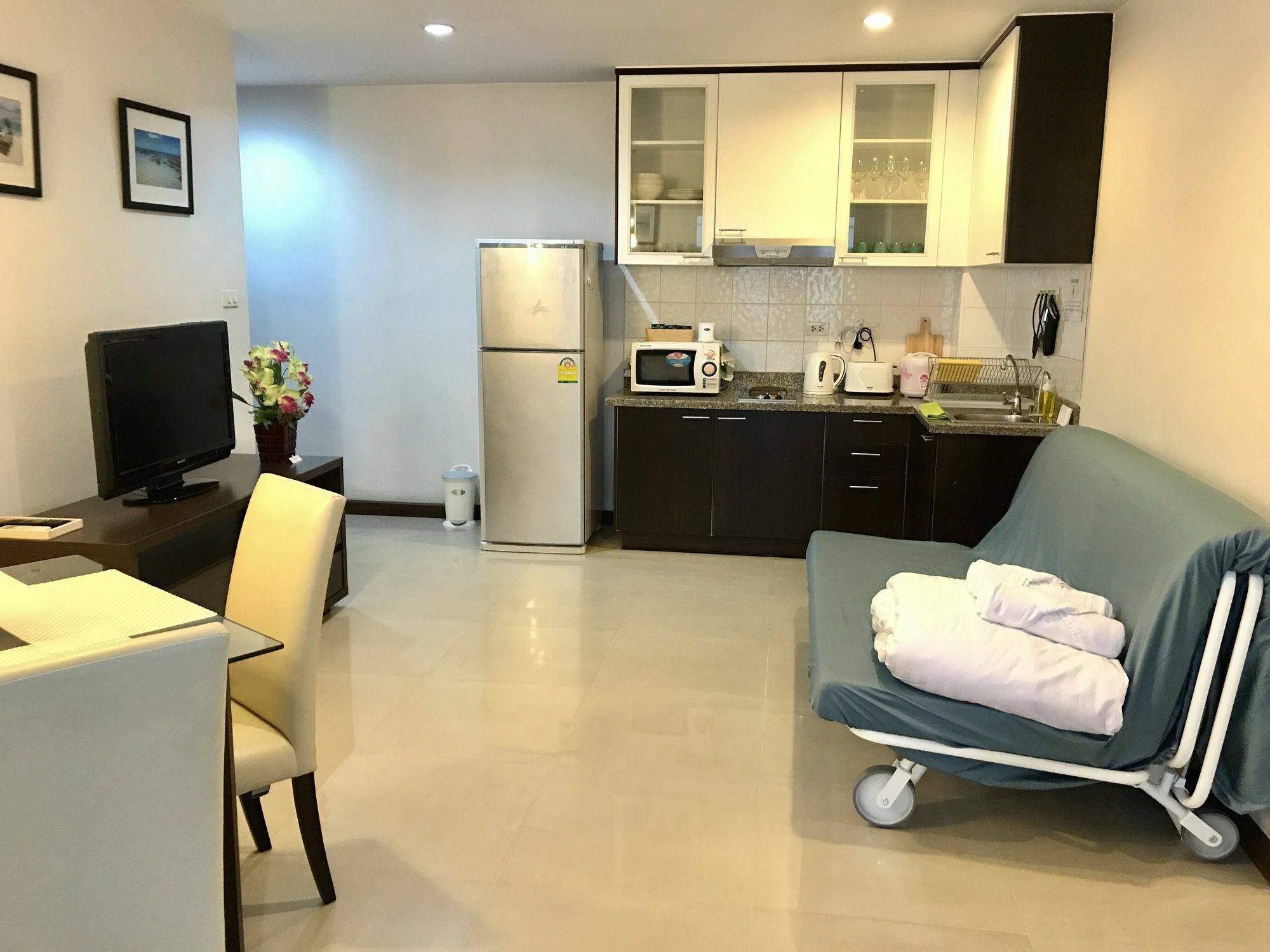 14 Place Sukhumvit Suites Бангкок Экстерьер фото