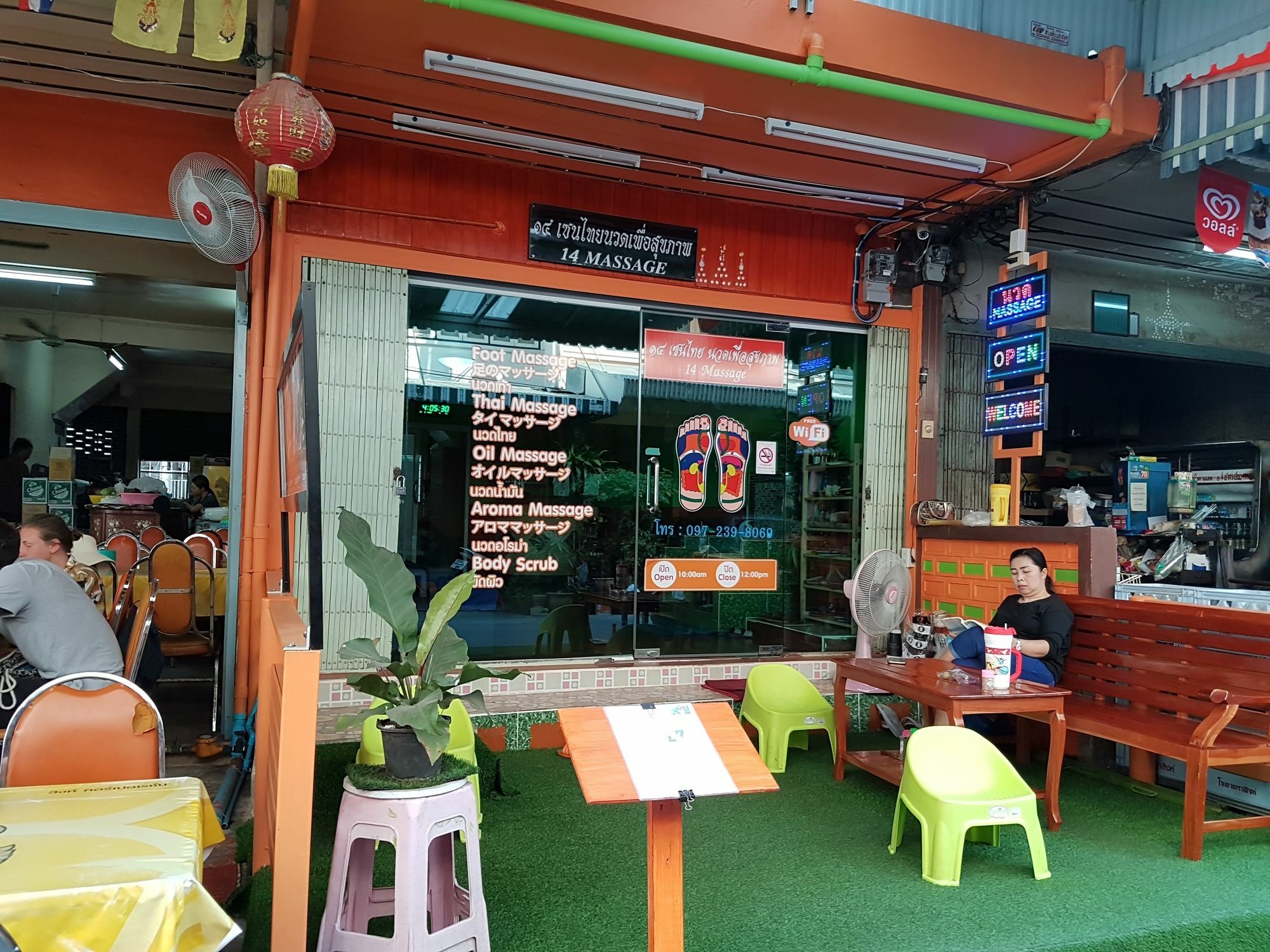 14 Place Sukhumvit Suites Бангкок Экстерьер фото