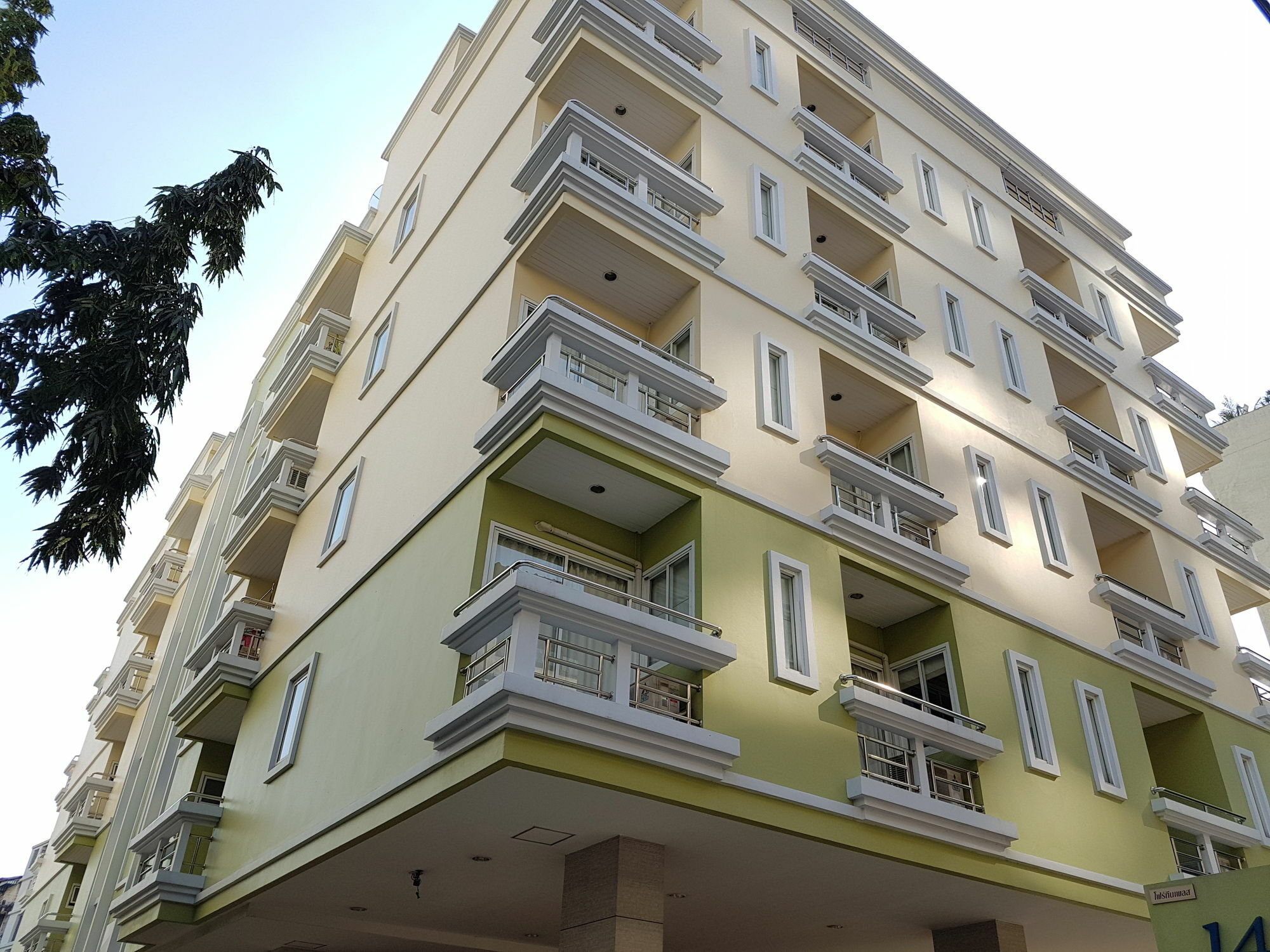 14 Place Sukhumvit Suites Бангкок Экстерьер фото