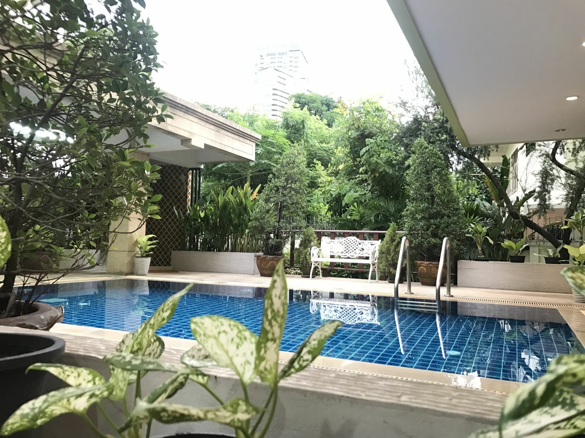 14 Place Sukhumvit Suites Бангкок Экстерьер фото