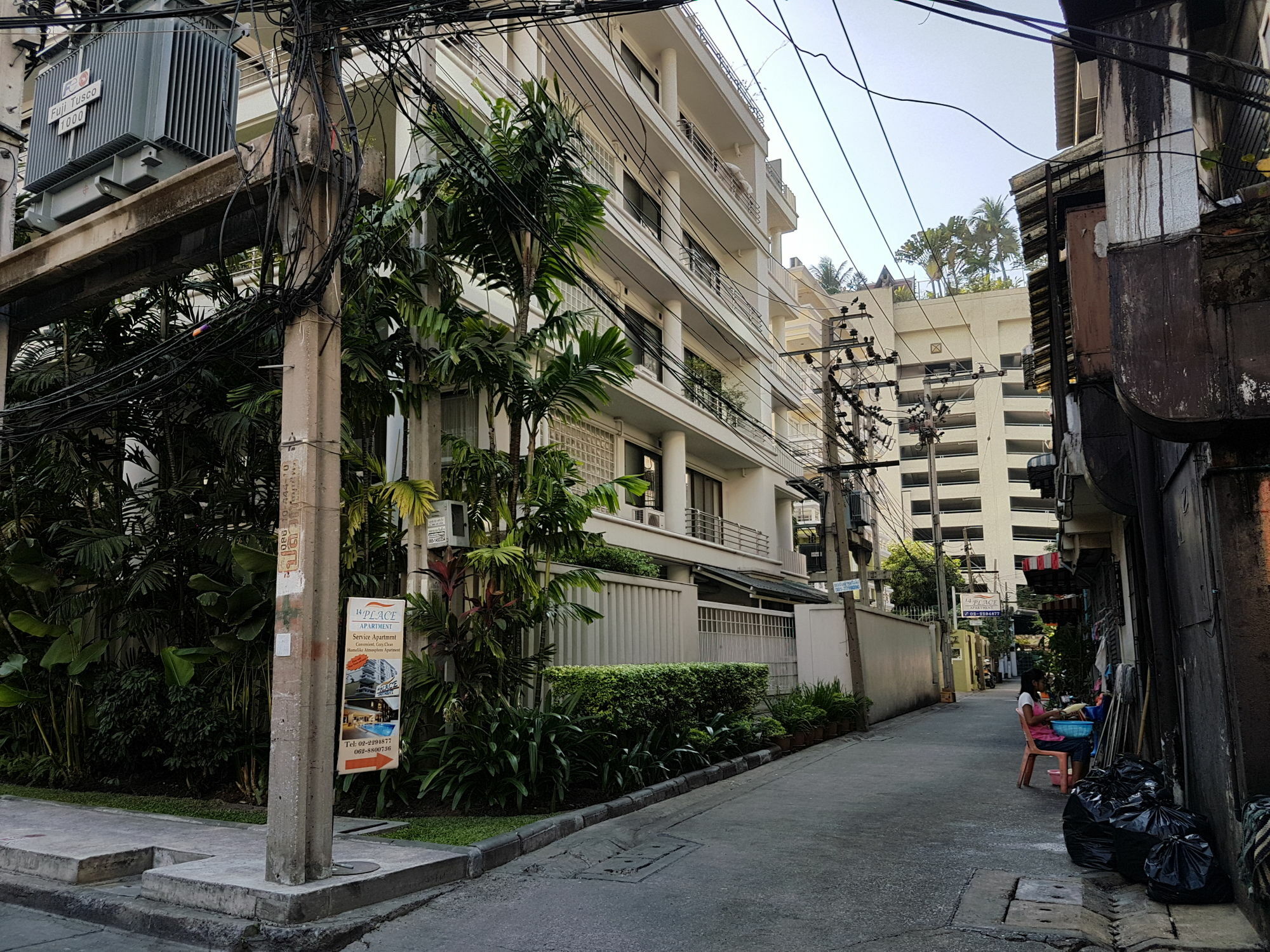 14 Place Sukhumvit Suites Бангкок Экстерьер фото