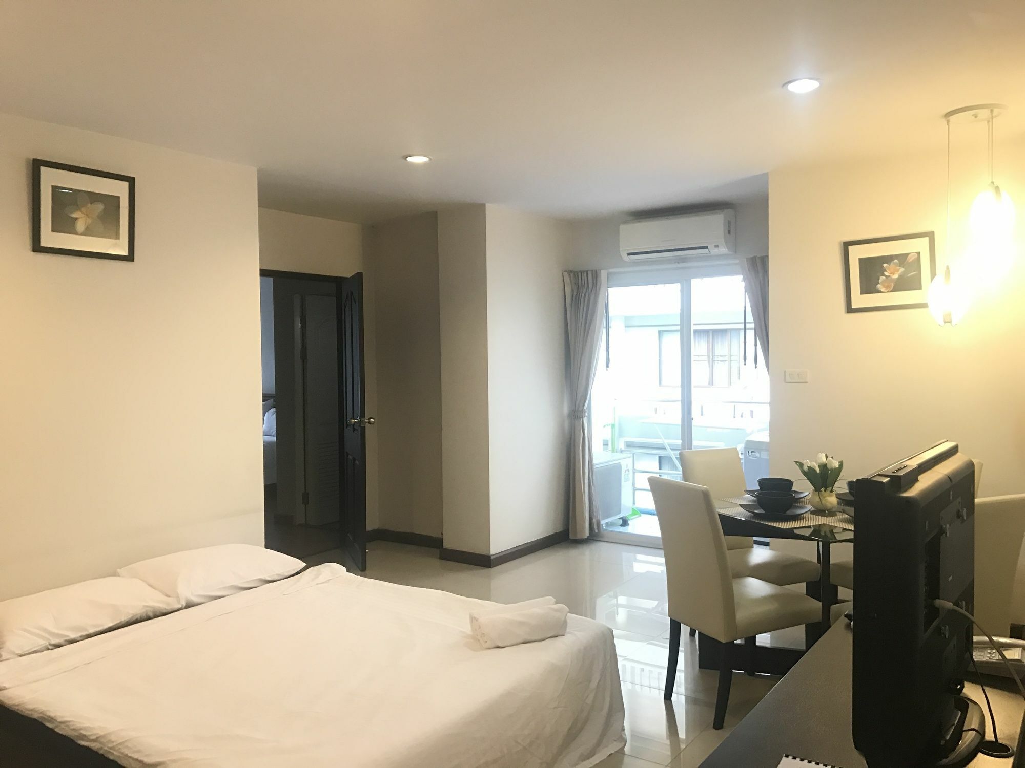 14 Place Sukhumvit Suites Бангкок Экстерьер фото