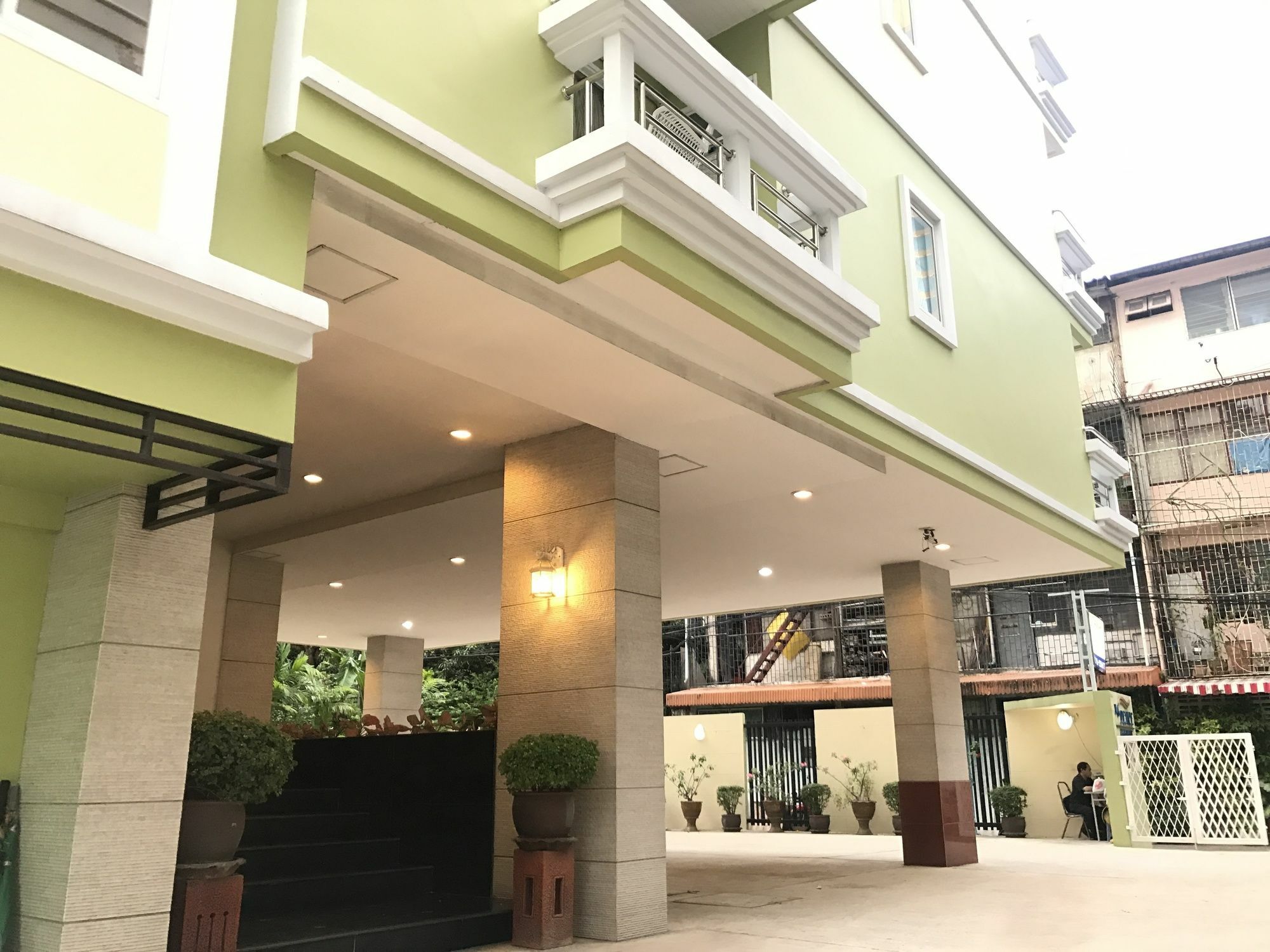 14 Place Sukhumvit Suites Бангкок Экстерьер фото